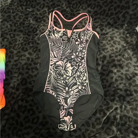 Girls 1 pc (x4) swimsuit bundle